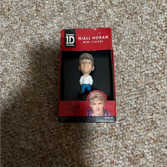 One Direction Mini Figure Set - Picture 5 of 6